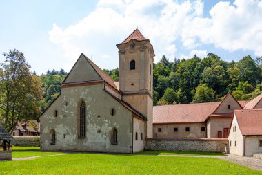 Kızıl Manastır - Slovakya 'da Dunajec' teki Kızıl Manastır köyünde bulunan manastır kompleksi