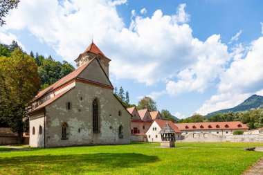 Kızıl Manastır - Slovakya 'da Dunajec' teki Kızıl Manastır köyünde bulunan manastır kompleksi