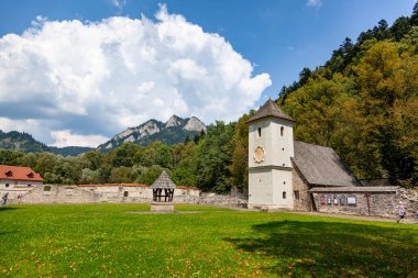 Kızıl Manastır - Slovakya 'daki manastır kompleksi Dunajec' teki Kızıl Manastır köyünde - üç taç