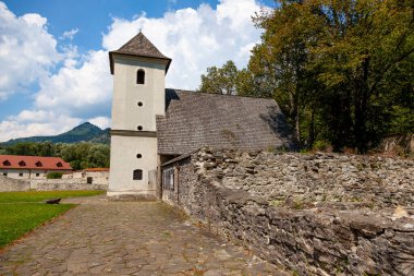 Kızıl Manastır - Slovakya 'da Dunajec' teki Kızıl Manastır köyünde bulunan manastır kompleksi