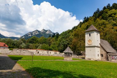 Kızıl Manastır - Slovakya 'daki manastır kompleksi Dunajec' teki Kızıl Manastır köyünde - üç taç