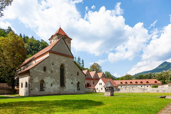 Kızıl Manastır - Slovakya 'da Dunajec' teki Kızıl Manastır köyünde bulunan manastır kompleksi