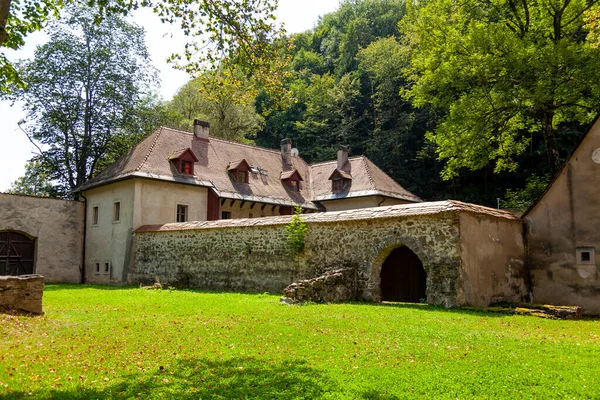 Kızıl Manastır - Slovakya 'da Dunajec' teki Kızıl Manastır köyünde bulunan manastır kompleksi