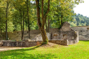Kızıl Manastır - Slovakya 'da Dunajec' teki Kızıl Manastır köyünde bulunan manastır kompleksi