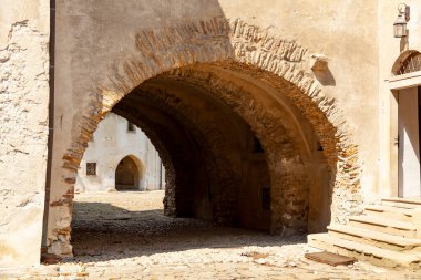 Kızıl Manastır - Slovakya 'da Dunajec' teki Kızıl Manastır köyünde bulunan manastır kompleksi