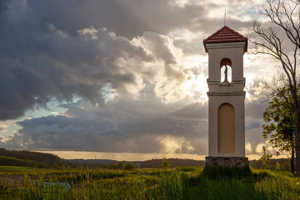 Gietrzwald 'daki bir köy - Varmia ve Mazury, Polonya' da bir köy - bahar manzarası, yağan yağmur, gün batımı.
