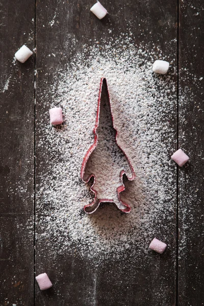 Vorm cookies voor Kerstmis over donkere houten tafel — Stockfoto