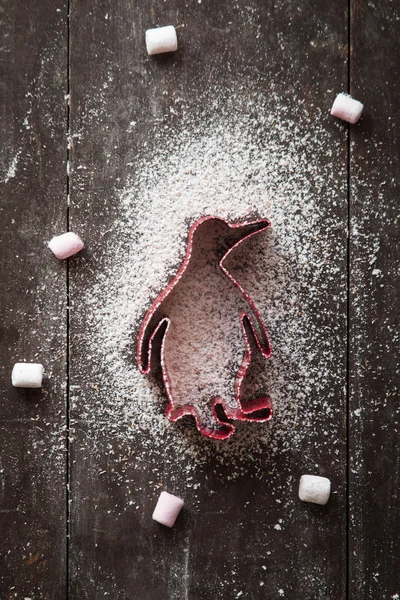 Biscuits de forme pour Noël sur table en bois sombre — Photo