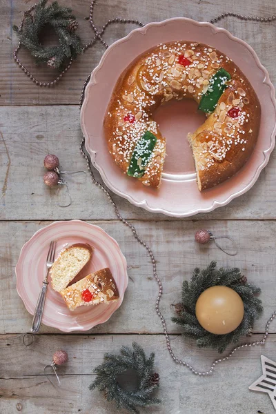 Pastel de Reyes, Roscon de Reyes, dulce tradicional español para comer i Fotos de stock libres de derechos