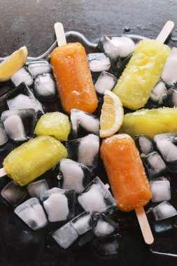 Karanlık blackground portakal ve limon popsicles