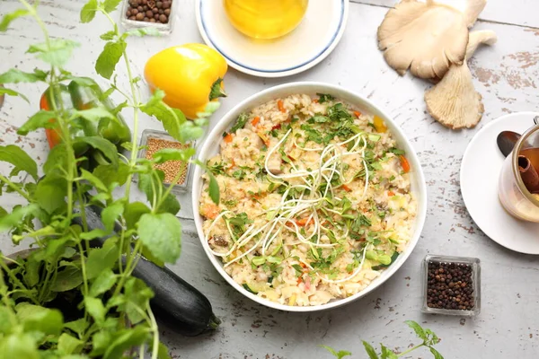 Risotto met prei, courgette, oesterzwam en wortel. bovenaanzicht — Stockfoto