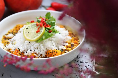 Nohut, balkabağı, ıspanak, kişniş ve basmatti pilavı ile servis edilen portakallı vejetaryen köri. Sonbahar bileşimi