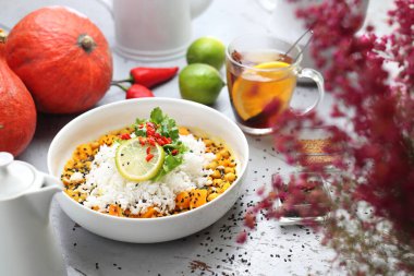 Thai köri, nohut, balkabağı, soğan, ıspanak, kişniş... Basmatti pilavıyla servis edilir..