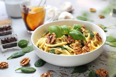 Krema soslu fıstık spagettisi taze ıspanak, sarımsak, tavuk ve ceviz.