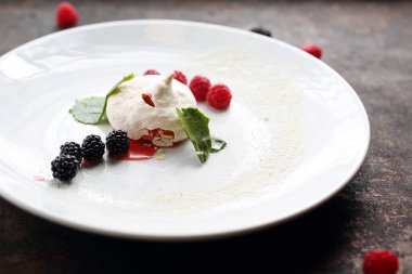 Tatlı tatlı, mascarpone kremalı mini krema, meyveli mus ve ahududu meyveli.