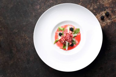 Ahududu ve böğürtlenli kremayla servis edilen sığır carpaccio. Aperatif