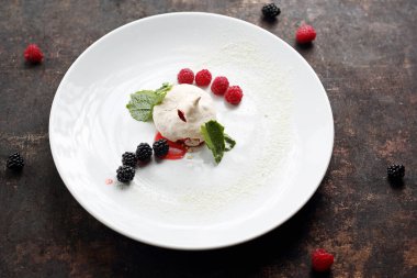 Tatlı tatlı, mascarpone kremalı mini krema, meyveli mus ve ahududu meyveli.