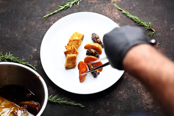 Estilización de platos. Hígado de pollo frito con frambuesa y fruta de mora servido con manzana caramelizada y croutons — Foto de Stock