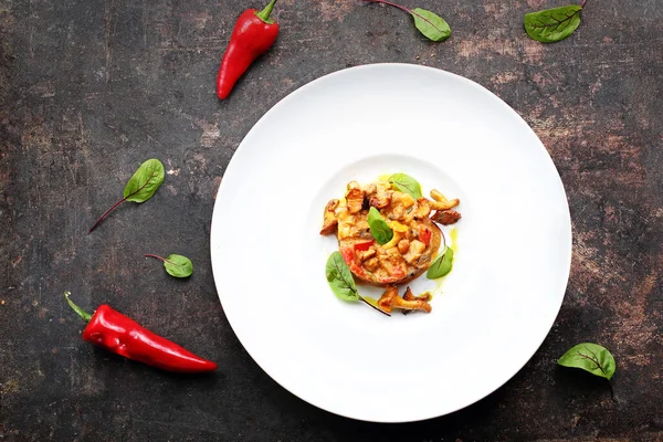 Chanterelle champignons gebakken met groenten en ei geserveerd op een wit bord. — Stockfoto