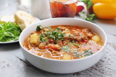 İstiridye mantarlı gulaş çorbası, patates ve kırmızı mercimek..