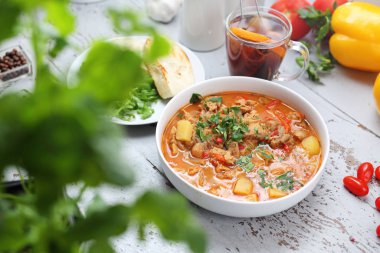 İstiridye mantarlı gulaş çorbası, patates ve kırmızı mercimek..