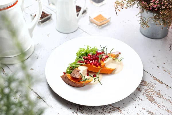 Tahini soslu fırında patates ve nar..