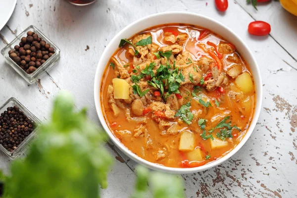 牡蠣のキノコ、ジャガイモ、赤レンズ豆とグーラッシュスープ. — ストック写真