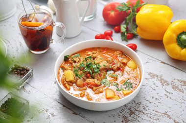 İstiridye mantarlı gulaş çorbası, patates ve kırmızı mercimek..