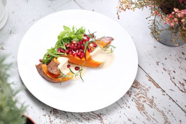 Tahini soslu fırında patates ve nar..