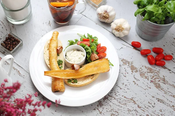 Peterseliewortel gebakken in honingsaus geserveerd op toast. Raket en kerstomaten salade, knoflooksaus. — Stockfoto