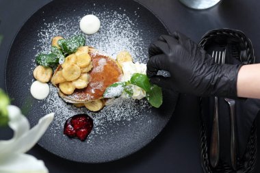 Yemek pişirmek. Şef tabağı süslüyor. Yemek servisi ve dekorasyon..