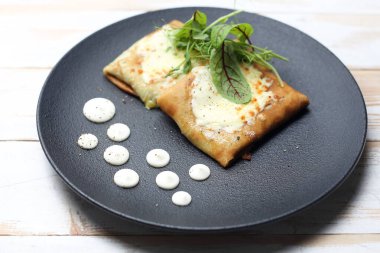 Doldurulmuş gözleme, içi doldurulmuş kızarmış iştah açıcı krep..