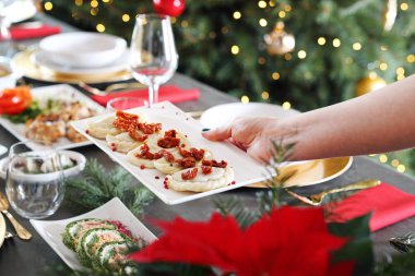 Geleneksel Noel yemekleri. Lahana ve mantarlı börek. Geleneksel Noel yemekleri, şenlik sofrası. Yatay bileşim.
