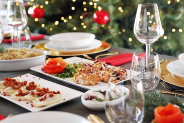 Zarif bir masada şenlik yemekleri. Noel yemekleri, şenlik sofrası. Yatay bileşim.