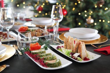 Zarif bir masada şenlikli yemekler. Noel yemekleri, şenlik sofrası. Yatay bileşim.