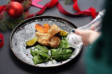 Kızarmış sazan, patates kızartmasıyla servis edilen balık. Noel yemekleri, geleneksel Noel yemekleri. Tatil masasında bulaşık kompozisyonu. Yatay mutfak arkaplanı.