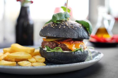 Kara burger. Siyah rulo içinde lezzetli bir hamburger..