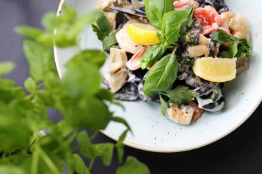 Limon soslu deniz ürünleri, midye ve karides.