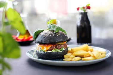 Kara burger. Siyah rulo içinde lezzetli bir hamburger..