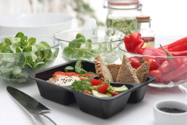 Yemek servisi. İştah açıcı beslenme çantaları. Yemek kapınıza teslim edildi. Yemek hazirlama konteynerleri. Kutu diyeti. Aperatif beslenme çantası.. 