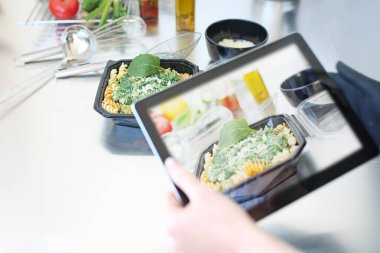 Kutu diyeti. İştah açıcı beslenme çantaları. Kapına yemek getirdim. Ispanak ve krem peynir soslu iştah açıcı makarna.