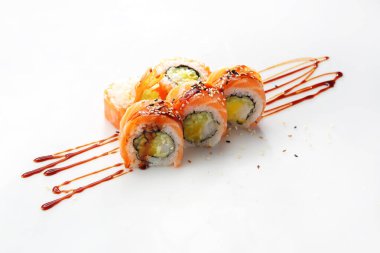 Suşi rulosu. Beyaz arka planda geleneksel Japon suşisi..