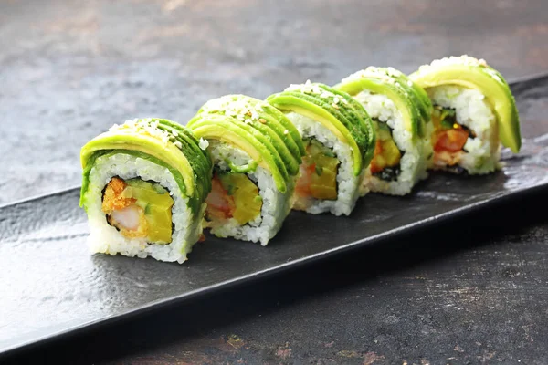 Sushi Tradiční Japonské Sushi Předkrm Set Černém Talíři Bílém Pozadí — Stock fotografie