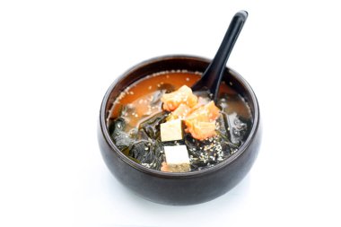 Japon çorbası. Somon balıklı balık çorbası, yengeç çubuğu ve yosun. Geleneksel Japon mutfağı. Doğu mutfağı. Koyu bir arkaplanda tabak