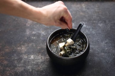 Miso Ramen. Vejetaryen tofu çorbası, alg ve pastayla birlikte. Geleneksel Japon mutfağı. Koyu bir arka planda yemek. Beyaz bir arka planda yemek..