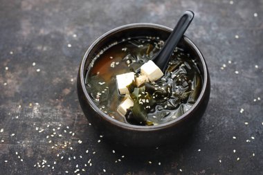 Miso Ramen. Vejetaryen tofu çorbası, alg ve pastayla birlikte. Geleneksel Japon mutfağı. Koyu bir arka planda yemek. Beyaz bir arka planda yemek..