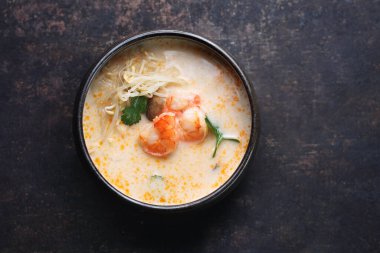 Tom yum, Hindistan cevizi sütü, karides ve mantarlı baharatlı çorba. Geleneksel Japon mutfağı. Doğu mutfağı. Koyu arkaplanda çorba