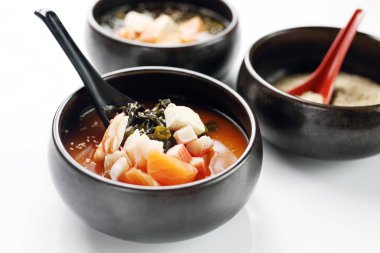 Deniz mahsullü ramen, somon, yengeç çubuğu ve yosun. Geleneksel Japon mutfağı. Doğu mutfağı. Beyaz arkaplanda tabak