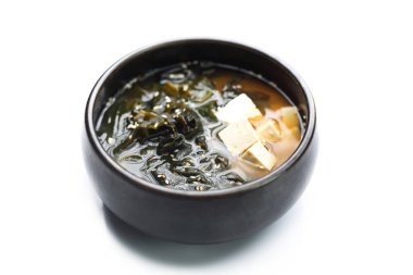 Tofulu makarna ve yosun, geleneksel Japon çorbası. Beyaz arka planda yemek, izole edilmiş..