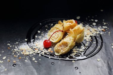 Hamurda kızartılmış muz. Tatlı meyve tatlısı..